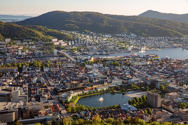 Bergen est une ville et une municipalité du Hordaland, sur la côte ouest de la Norvège. Bergen est la deuxième plus grande ville de Norvège. La vue depuis la hauteur du vol des oiseaux. Vols aériens de drones FPV.