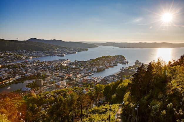 Bergen est une ville et une municipalité du Hordaland, sur la côte ouest de la Norvège. Bergen est la deuxième plus grande ville de Norvège. La vue depuis la hauteur du vol des oiseaux. Vols aériens de drones FPV.