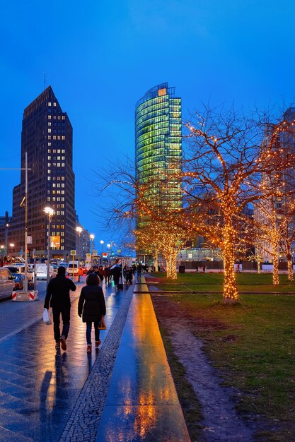 Berlin, Allemagne - 12 décembre 2017 : Les gens sur la Potsdamer Platz à Berlin, en Allemagne, le soir en hiver