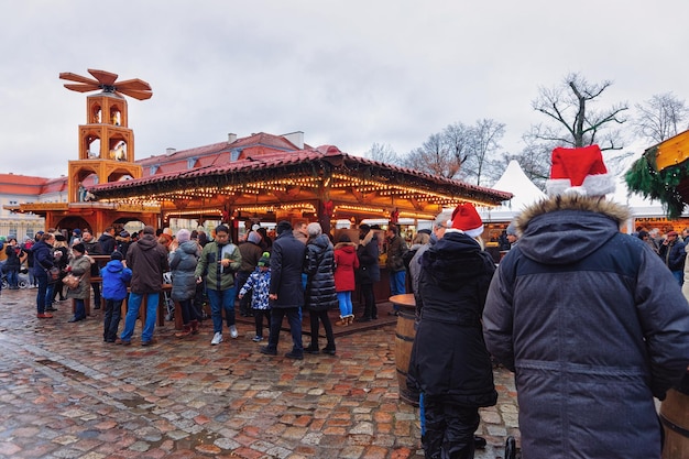 Berlin, Allemagne - 9 décembre 2017 : Des gens portant des chapeaux de Père Noël au marché de Noël du château de Charlottenburg à Winter Berlin, Allemagne. Décoration de la Foire de l'Avent et stands d'objets artisanaux sur le bazar.