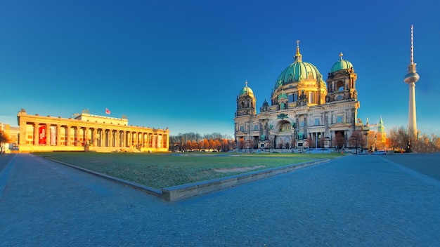 Berlin avec Altes Museum Lustgarten vue sur la cathédrale et la tour de télévision