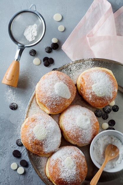 Berliner cuit au four avec crème anglaise sur un béton gris