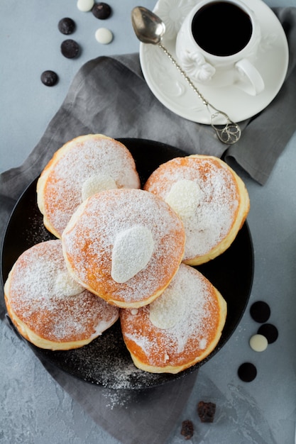 Berliner cuit au four avec crème anglaise sur un béton gris