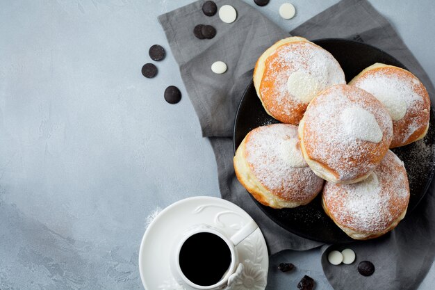 Berliner cuit au four avec crème anglaise sur un béton gris