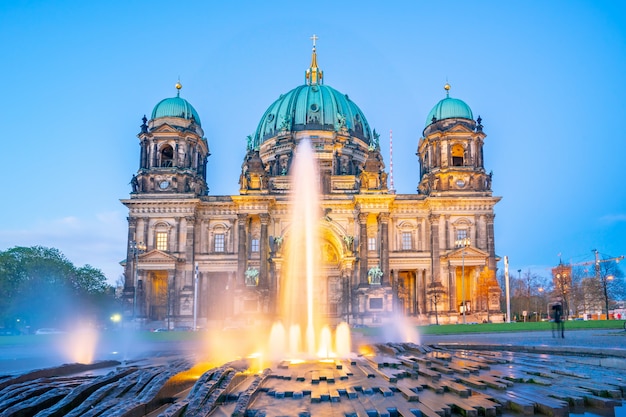 Berliner Dom à Berlin, Allemagne la nuit sur l&#39;île aux musées, dans l&#39;arrondissement de Mitte