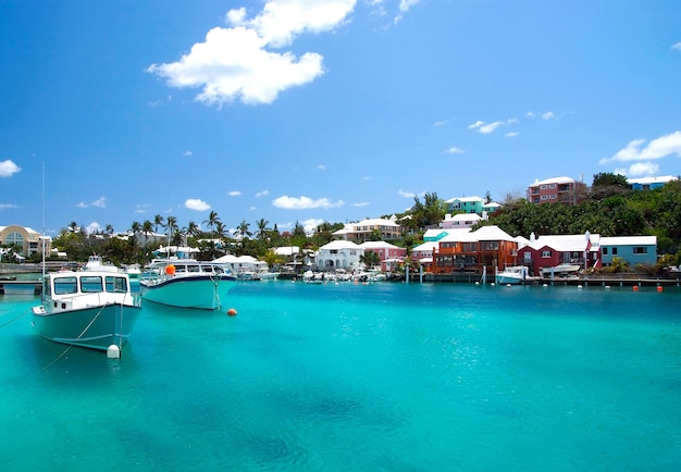 Bermudes, territoire britannique d'outre-mer - 26 novembre 2008 : baie tropicale ou plage du port de mer turquoise avec yachts modernes bateaux de plaisance navires au mouillage par beau temps sur ciel bleu