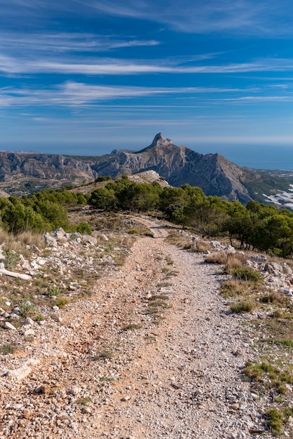 Bernia Mountain 1128 msn et chemin de terre vide province d'Alicante Costa Blanca Espagne