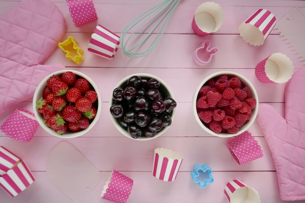 Berry cuisson. Muffins framboises, cerises, fraises. Bonbons diététiques sains