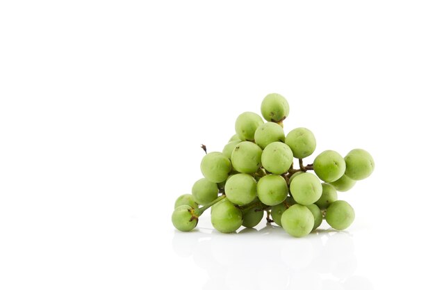 Berry de dinde ou aubergine de pois ou Solanum torvum isolé sur une surface blanche