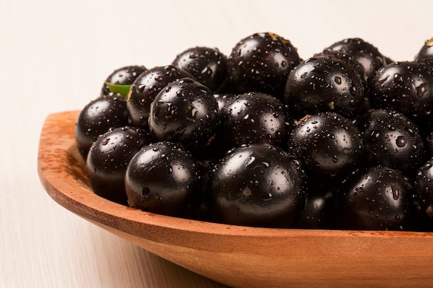 Berry Jaboticaba dans un bol sur une table en bois. Fruit brésilien.