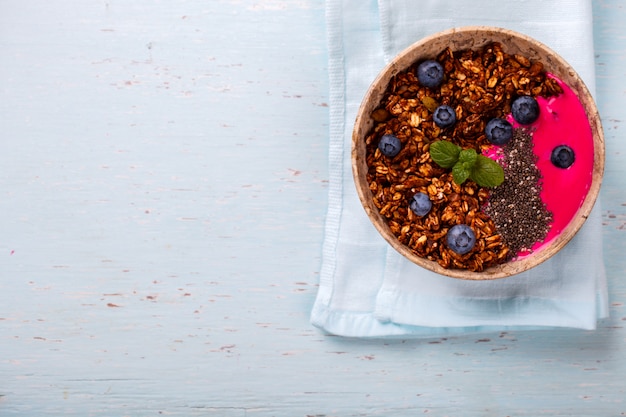 Berry Smoothie Gruau, Granola avec Yaourt dans le bol