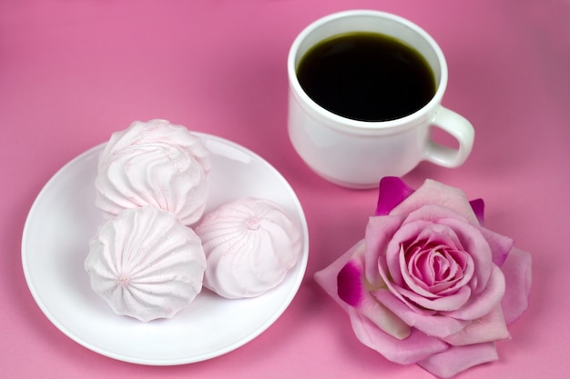 Berry zéphyr et tasse à café sur fond rose