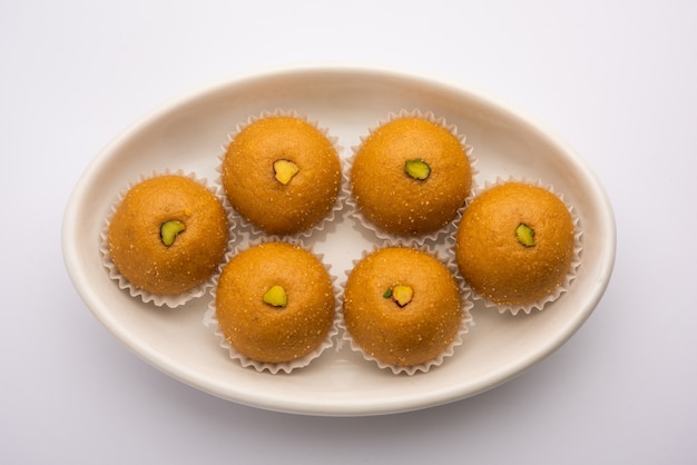 Besan ladoo sont de délicieuses boules sucrées à base de farine de pois chiches, de sucre, de ghee et de cardamome