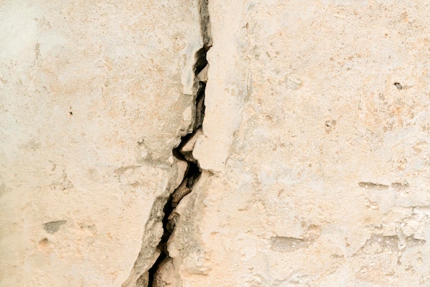 Béton avec une grosse fissure