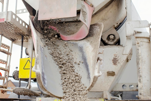 Béton livré sur le chantier et déchargé du camion malaxeur à béton