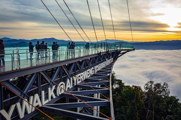 Betong Yala Thaïlande 2020 Talay Mok Aiyoeweng skywalk point de vue sur le brouillard il y a des touristes visités mer de brume le matin