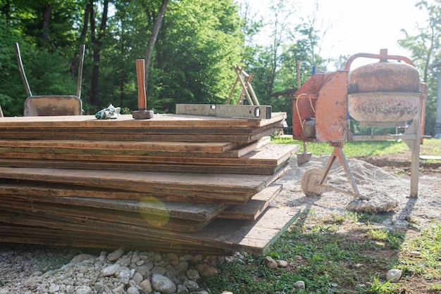 Bétonnière et panneaux en bois