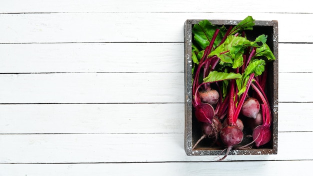 Betterave fraîche sur un fond en bois blanc Alimentation saine Vue de dessus Espace libre pour votre texte