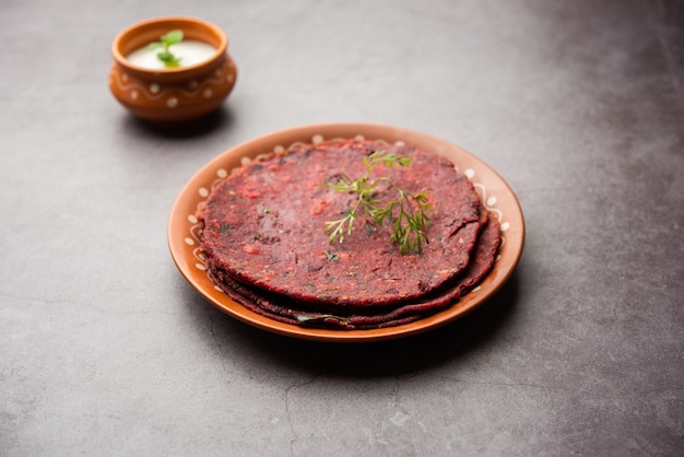 La betterave paratha ou Roti est un pain plat de blé entier indien farci d'une garniture de chukandar épicée, servie avec du caillé