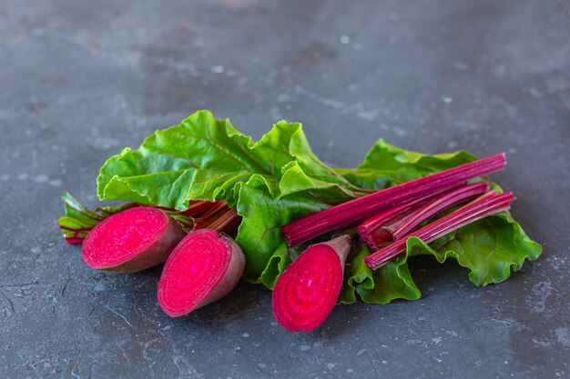 Photo betteraves crues tranchées. le concept d'une bonne nutrition et d'une alimentation saine. nourriture biologique et végétarienne. régime de perte de poids. vue de dessus, pose à plat