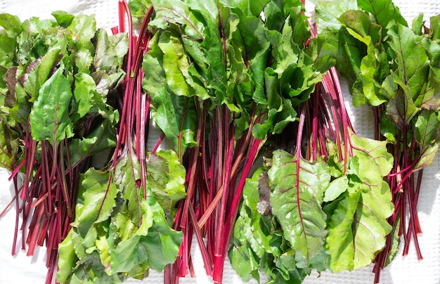 Betteraves de légumes frais sur le fond blanc