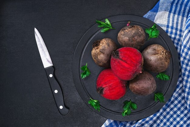 Betteraves pour la cuisson des légumes de betterave sur la table