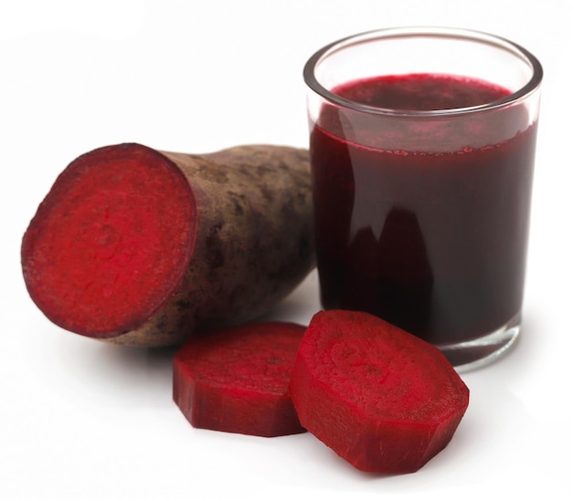 Betteraves rouges avec du jus dans un verre sur fond blanc