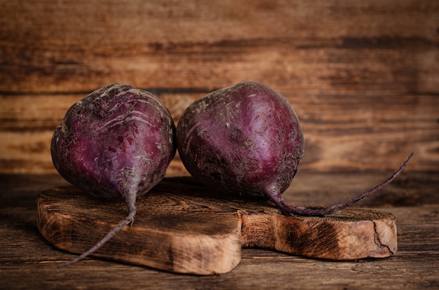 Betteraves rouges fraîchement récoltées sur bois rustique