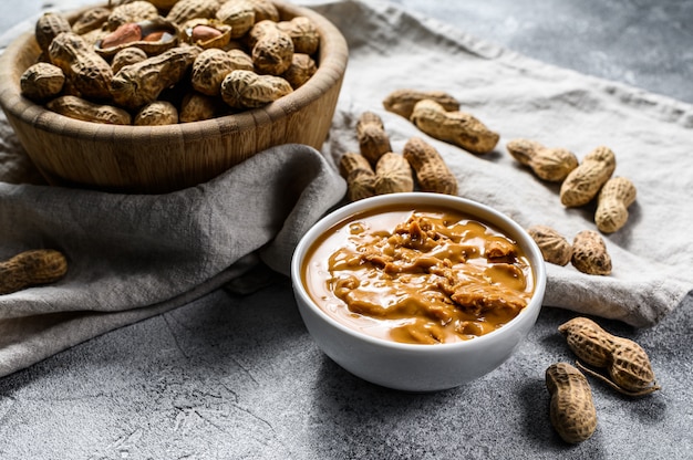 Beurre D'arachide Dans Un Bol, Arachides Crues. Nourriture Végétarienne Saine. .