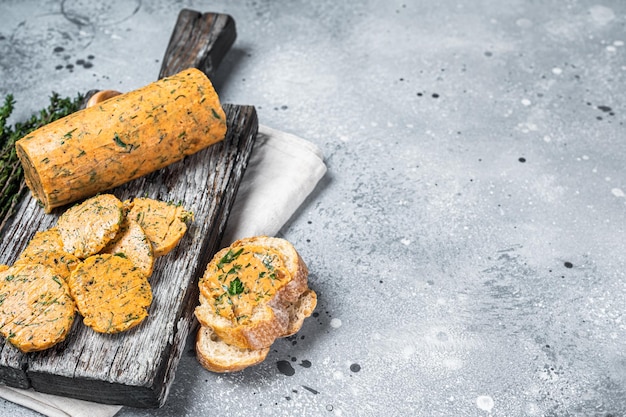 Beurre aux herbes avec ciboulette Basilic Origan Persil et ail Fond gris Vue de dessus Espace de copie