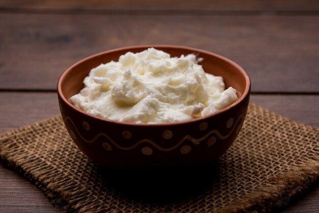 Beurre blanc fait maison ou Makhan ou Makkhan en hindi, servi dans un bol. mise au point sélective