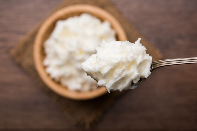 Beurre blanc fait maison ou Makhan ou Makkhan en hindi, servi dans un bol. mise au point sélective