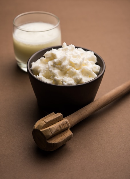 Beurre blanc fait maison ou Makhan ou Makkhan en hindi, servi dans un bol. mise au point sélective