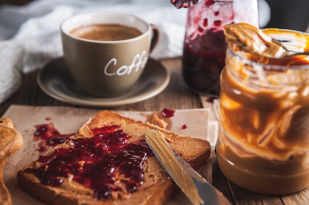 Beurre de cacahuète avec confiture et pâte rustique. Beurre de cacahuète et gelée