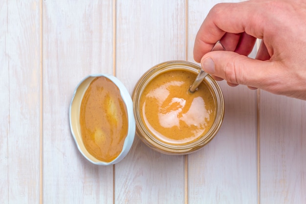 Beurre de cacahuète dans un bocal en verre.