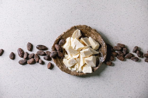 Beurre de cacao haché sur un bol