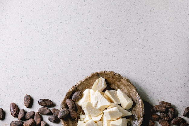 Beurre de cacao haché sur un bol