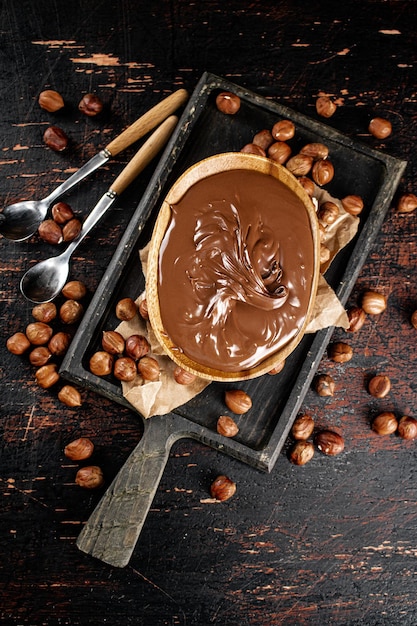 Beurre de noisette dans une assiette sur une planche à découper avec du papier