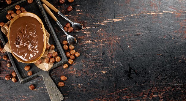 Beurre de noisette dans une assiette sur une planche à découper avec du papier