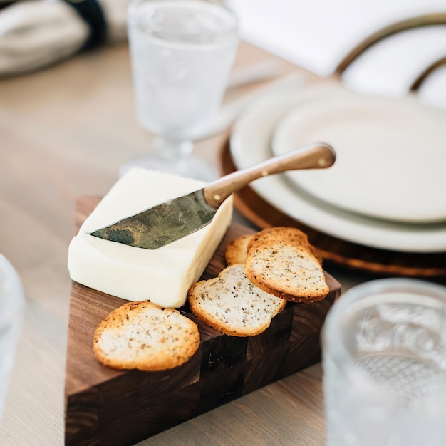 Beurre et pain tranché sur la table de la cuisine