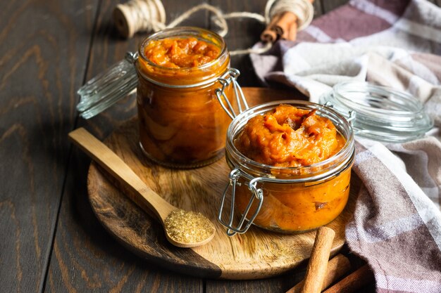 Beurre de potiron en pot de verre avec des bâtons de cannelle et du sucre