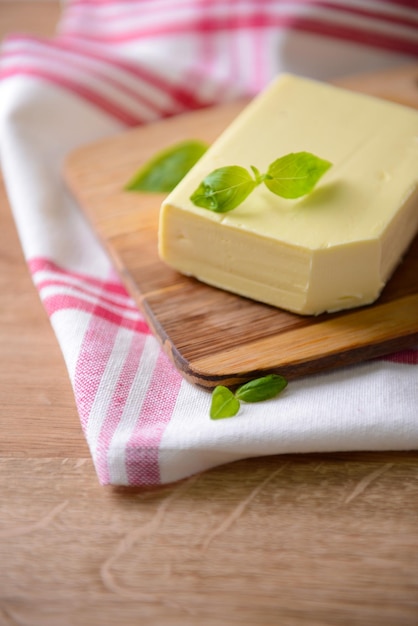 Beurre savoureux sur une planche à découper en bois