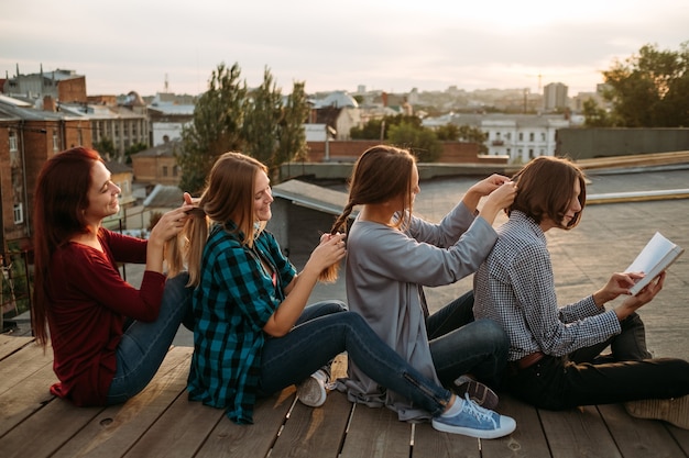 Bff soutient les soins d'amitié. Les filles se tressent les cheveux. Concept de travail d'équipe