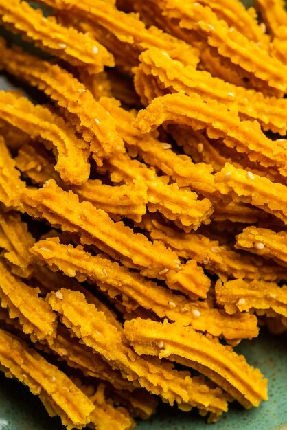 Photo bhajni chakli sticks ou crunchy murukku collation faite à l'aide de la nourriture préférée du festival de diwali