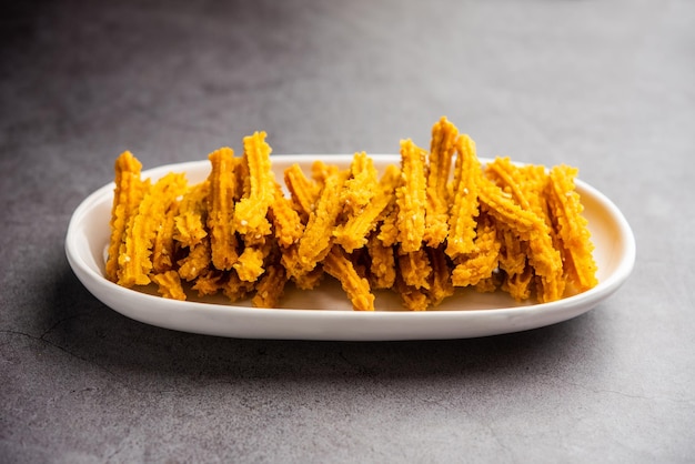 Bhajni chakli sticks ou crunchy murukku collation faite à l'aide de la nourriture préférée du festival de Diwali