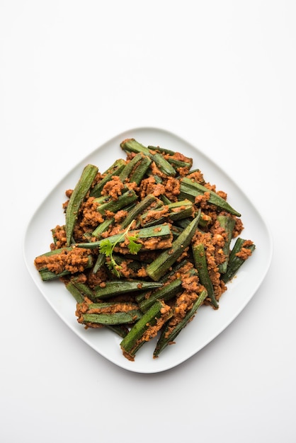 Bharwa Masala Bhindi ou gombo farci est une recette indienne de légumes de plat principal à base de doigts de dame ou d'ocro et d'épices