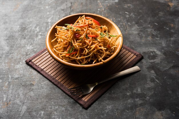 Le Bhel chinois est une recette indochinoise épicée, servie dans un bol. mise au point sélective