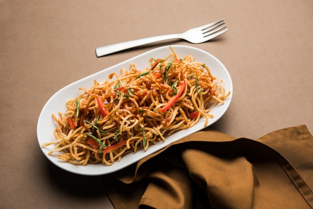 Le Bhel chinois est une recette indochinoise épicée, servie dans un bol. mise au point sélective