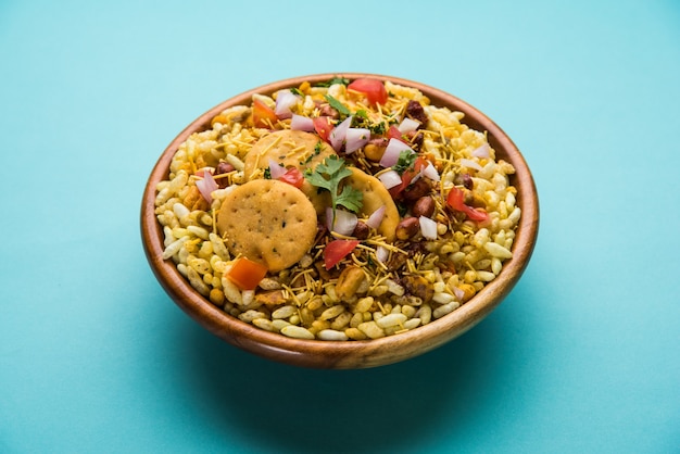 Bhel Puri est une collation salée ou un article Chaat de l'Inde. Il est composé de riz soufflé, de légumes et d'une sauce piquante au tamarin. Nourriture indienne populaire au bord de la route