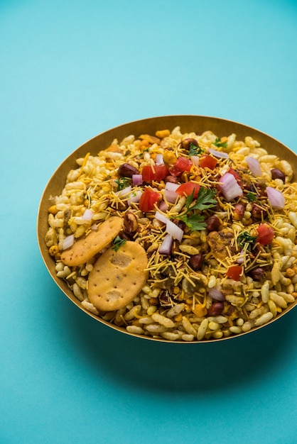 Bhel Puri est une collation salée ou un article Chaat de l'Inde. Il est composé de riz soufflé, de légumes et d'une sauce piquante au tamarin. Nourriture indienne populaire au bord de la route